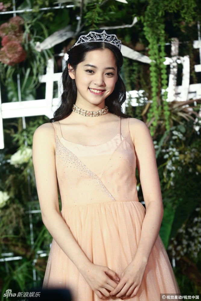 Tối 11/7, Âu Dương Na Na xuất hiện trong sự kiện thời trang tại Bắc Kinh (Trung Quốc). Nữ diễn viên 17 tuổi đội vương miện, diện đầm voan pastel.