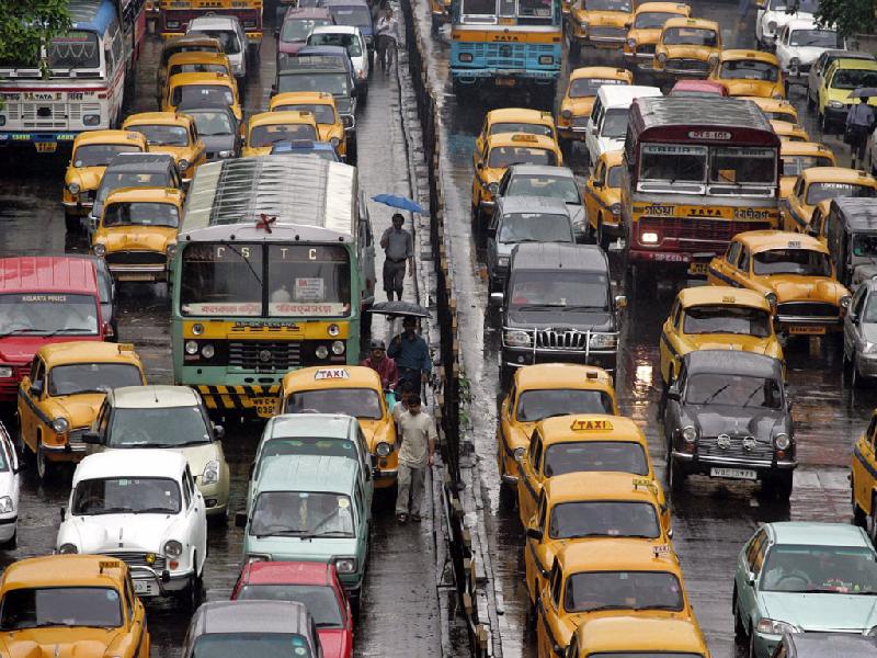 Ngành giao thông vận tải là minh chứng rõ ràng nhất cho sự quá tải dân số. Tại thành phố 