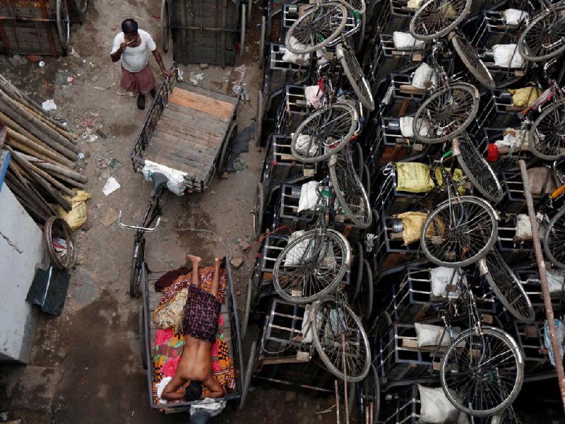 Về vấn đề nhà ở, cư dân Kolkata thường xuyên phải dùng đồ vật của mình làm chỗ ngủ tạm. Ảnh: 