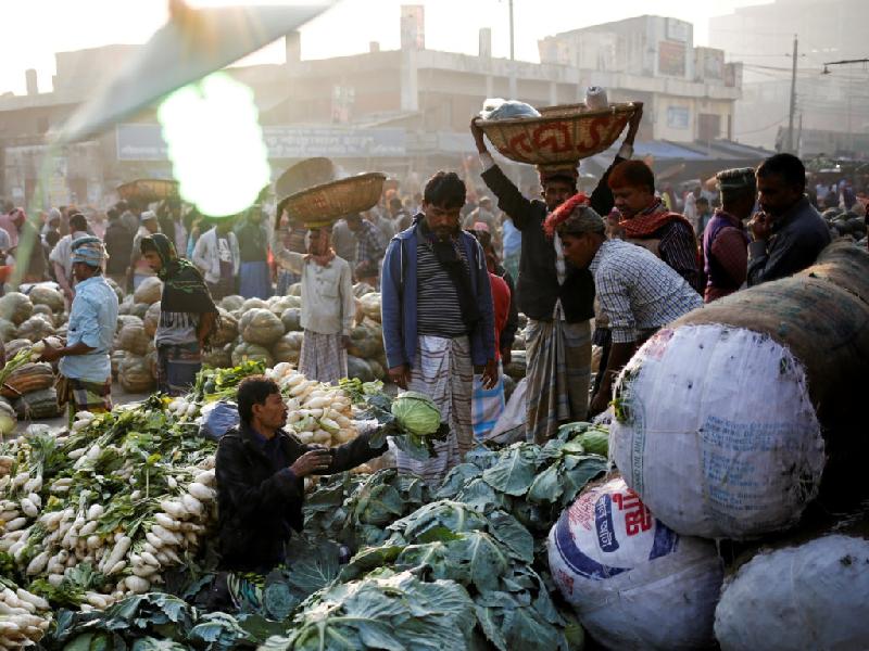 Trong các khu chợ của thành phố, những thương lái tràn vào để đáp ứng nhu cầu tiêu dùng cho hàng nghìn du khách muốn mua rau, màn chống muỗi và thịt gia súc tươi. Ảnh: 