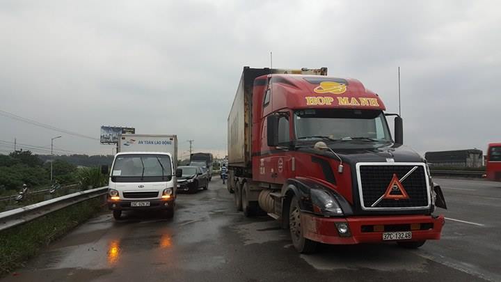 Va chạm trên cầu Thanh Trì, 5 xe ô tô đâm liên hoàn gồm 1 container, 1 xe con và 3 xe tải. Ảnh: Trần Thường