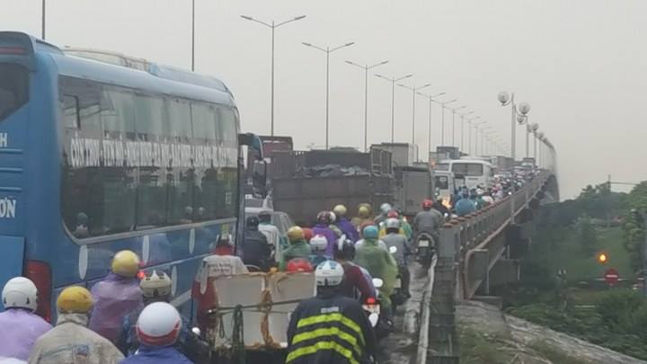 Ùn tắc kéo dài trên cầu Thanh Trì đến hơn 18h mới thông xe. Ảnh: Trần Thường
