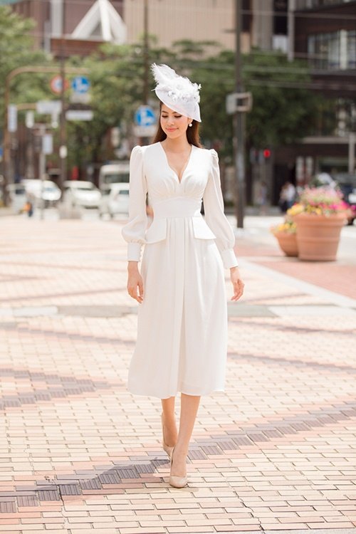 Phạm Hương diện bộ đầm trắng cổ điển sang trọng do nhà thiết kế Lê Thanh Hòa thực hiện. Cô mặc theo phong cách hoàng gia Anh với mũ công nương quý phái, sang trọng trong chuyến công tác tại Nhật Bản vừa qua. 