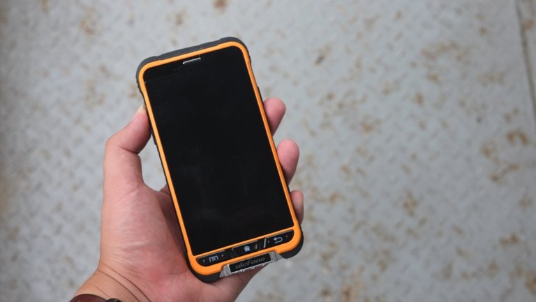 Theo giới thiệu của Ulefone, chiếc điện thoại này được trang bị khả năng chống nước, chống bụi theo tiêu chuẩn IP68. Ở tiêu chuẩn này, Ulefone Amor có thể chịu được độ sâu 1,5 mét dưới mặt nước trong phạm vi 30 phút. Mẫu điện thoại này còn có thể chịu lạnh tới -40 độ C và chịu nhiệt độ cao ở mức 80 độ C.