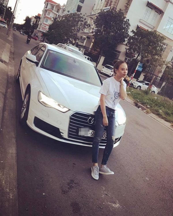 Chưa kể, theo nhiều nguồn tin, Cường Đô La thường chở tình mới đi chơi bằng xe màu trắng thì chân dài Đàm Thu Trang cũng sở hữu một chiếc xe giống hệt vậy.
