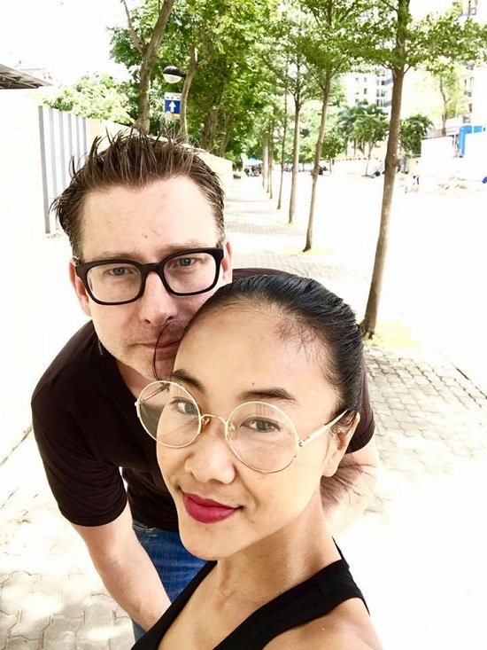 Đoan Trang đăng tải những khoảnh khắc thư giãn bên chồng. 