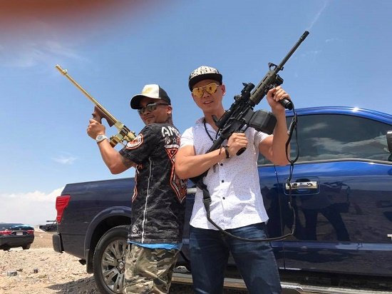Phan Đinh Tùng có mặt tại Mỹ để cùng bạn bè đi bắn súng và đến cổ vũ cho đương kim vô địch World Series of Poker 2016.