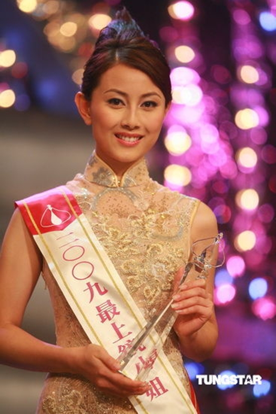 Viên Gia Mẫn tại cuộc thi Hoa hậu Hong Kong 2009.