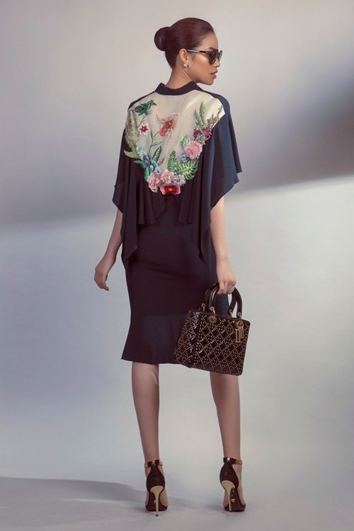 Trang phục Phạm Hương diện là những thiết kế được trình diễn tại Tokyo Fashion Week. Ý tưởng xuyên suốt là những váy tối giản ở mặt trước nhưng khi người mẫu quay lưng, lại khoe trọn vẹn những khối hoa bung trổ rực rỡ sắc màu.