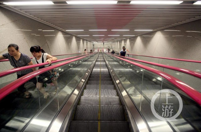 Hoa mắt với lối xuống ga tàu điện ngầm sâu nhất Trung Quốc