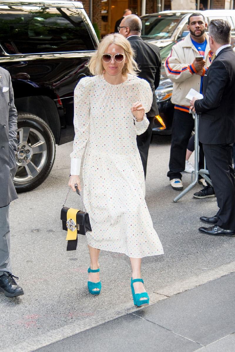 Naomi Watts diện váy trắng chấm màu sắc kết hợp giày cao gót da lộn xanh nổi bật.