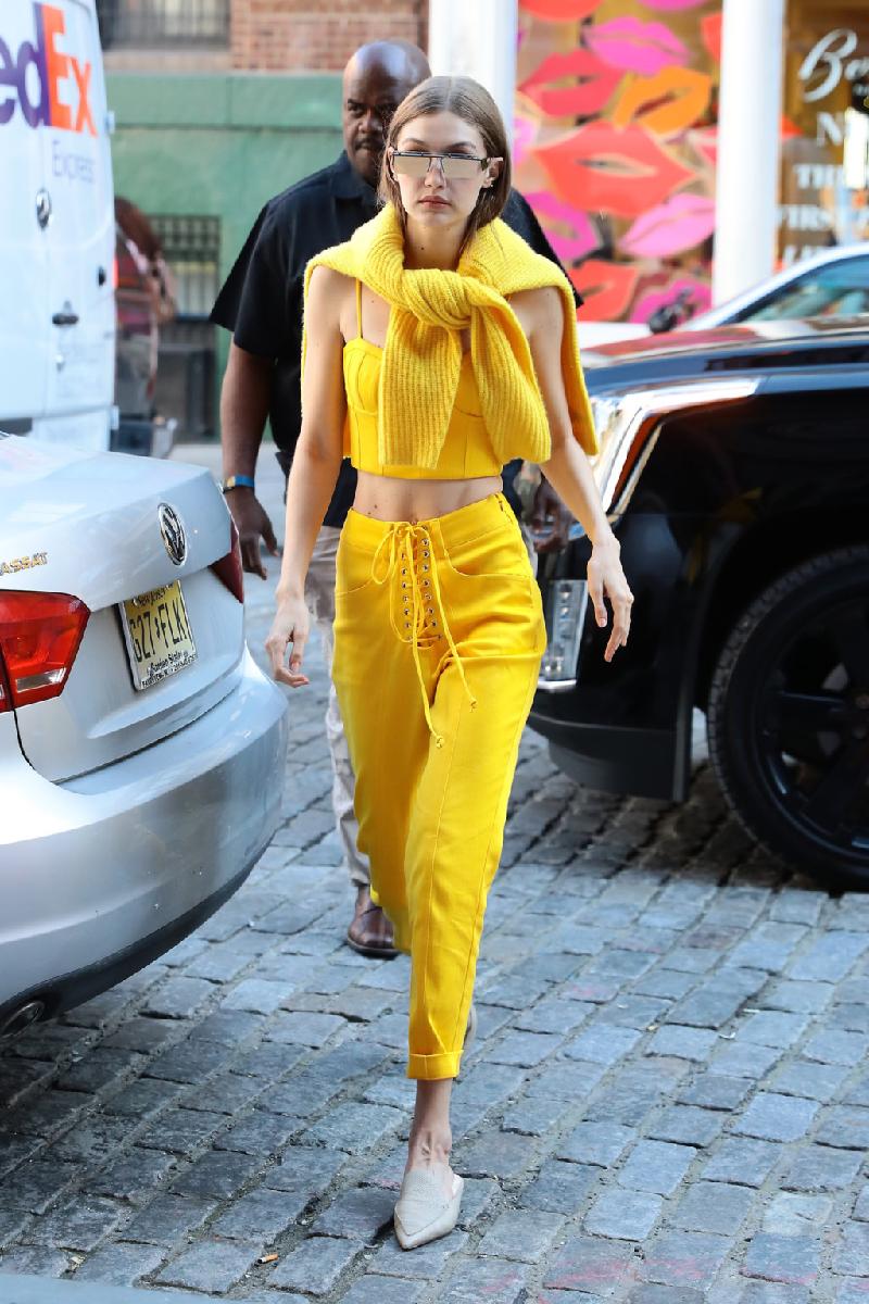 Chân dài 9x thu hút sự chú ý trên phố khi diện set đồ màu vàng sáng đi dạo.  Cô khéo léo mix trang phục bằng cách cột áo len trên vai để tổng thể thêm cuốn hút.