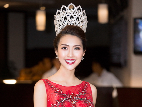 Tường Linh khoe nhan sắc rực rỡ tại chung kết Hoa hậu Hữu Nghị ASEAN 2017