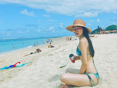 Hoa hậu Kỳ Duyên tự tin khoe thân hình mảnh khảnh với bikini giữa bãi biển Bali