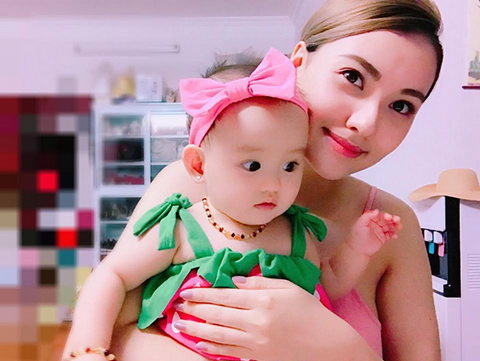 Mới 8 tháng tuổi, con gái Hồng Quế đã đáng yêu và hứa hẹn gây 'bão' showbiz Việt