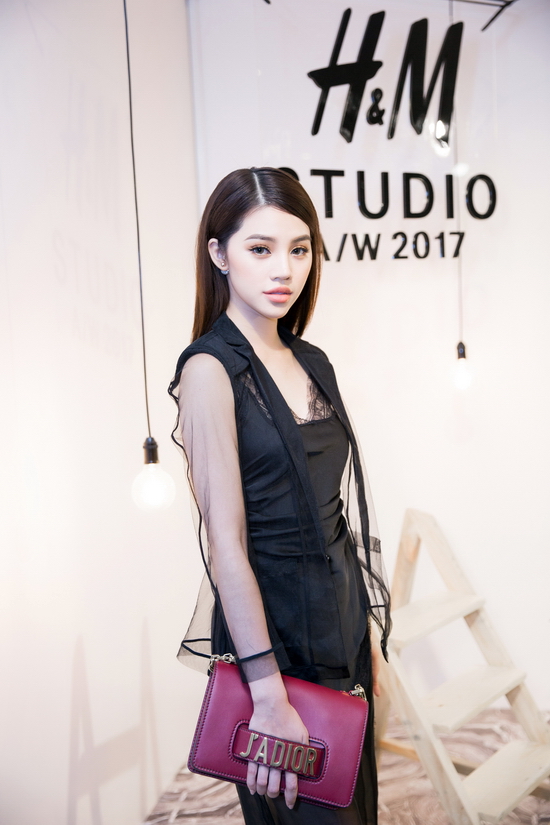 Jolie Nguyễn đặt chân đến sự kiện trong bộ trang phục tông đen của Must Have by Trang Trần.