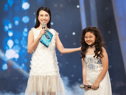 Hoàng Oanh mặc giản dị vẫn đẹp rạng ngời dẫn Vietnam Idol Kids