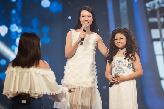 Việc bé Thanh Ngọc – thí sinh yêu thích của cô bất ngờ tạm dừng cuộc thi đã khiến Hoàng Oanh rơi nước mắt.