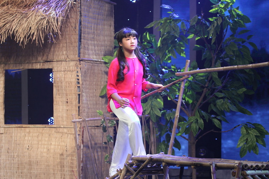 Trở lại sân khấu với bản hit Sa mưa giông của Quang Lê, cô bé Khánh An cất tiếng hát buồn kể về những hoàn cảnh không cha, không mẹ, côi cút giữa dòng đời. 