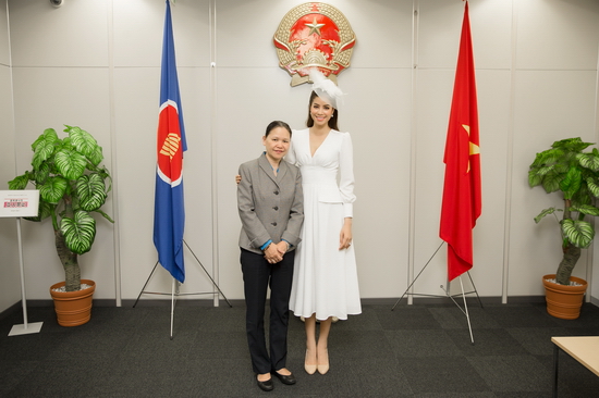 Phạm Hương và bà Nguyễn Phương Hồng - Tổng lãnh sự quán Việt Nam tại Fukuoka