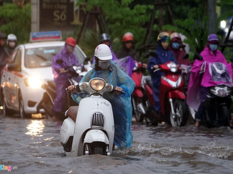 Người dân chật vật về nhà trong cảnh mưa ngập, rối loạn giao thông