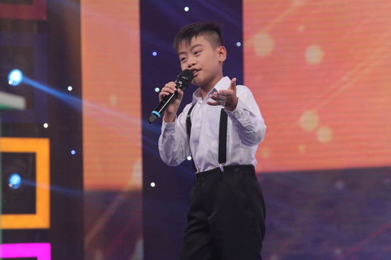 Ngoài ra, màn trình diễn của tài năng ca hát Tấn Bảo trong một ca khúc gây bão trên mạng xã hội cũng giúp cậu bé ghi điểm nhờ chất giọng sáng và phong thái đầy tự tin. 