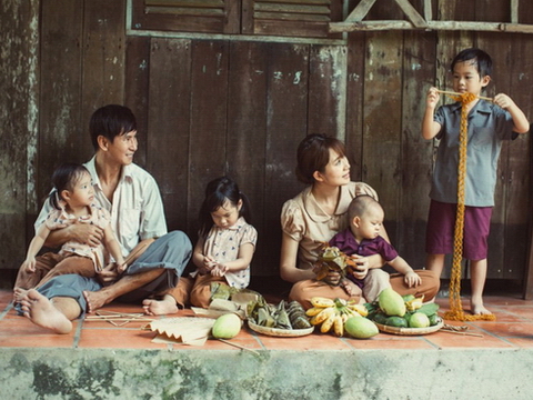 Lý Hải - Minh Hà đưa 4 con về quê làm nông dân