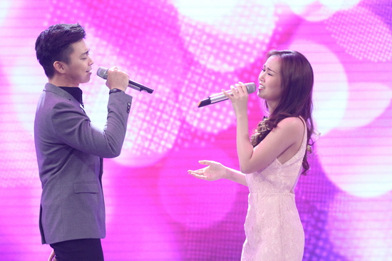 Mở đầu chương trình, hai giám khảo khách mời Lân Nhã và Võ Hạ Trâm đã có màn song ca vô cùng tình tứ với ca khúc Hoa nào anh quên.