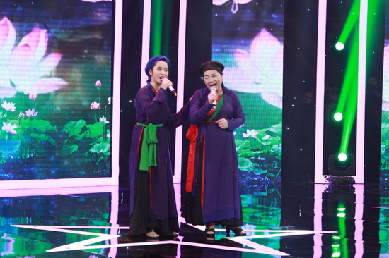Xuất hiện ở vòng Lộ diện, hai bà cháu Nguyễn Thị Nga - Bích Ngọc chọn trình diễn ca khúcLàng Quan họ quê tôi. 
