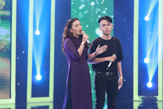 Tiếp nối chương trình, hai mẹ con Hà Xuân - Đức Anh trình bày ca khúc Quê nhà với phong cách nhẹ nhàng khác hẳn vòng đầu. 