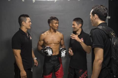 Johnny Trí Nguyễn hào hứng chia sẻ cùng các võ sĩ phía sau hậu đài