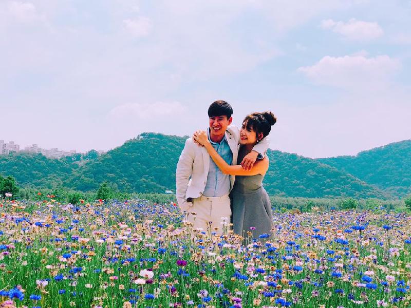 Lý Hải bên bà xã Minh Hà trên cánh đồng hoa tại xứ sở Kim Chi: 