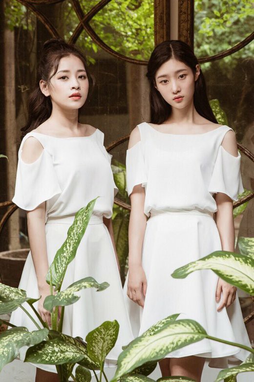 Mới đây hình ảnh cô nàng xinh đẹp Jung Chaeyeon (DIA) sánh vai Chi Pu đã được đăng tải trên các trang báo nổi tiếng xứ Hàn. Cùng diện một chiếc váy trắng, cả Chi Pu và Chaeyeon đều sở hữu vẻ đẹp trong sáng, thuần khiết khiến nhiều người ngưỡng mộ