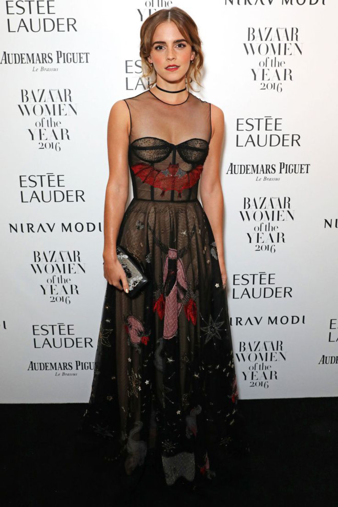  Emma Watson bỗng chốc dịu dàng trong một thiết kế đầm corset của Dior với chất liệu voan mỏng mềm mại.