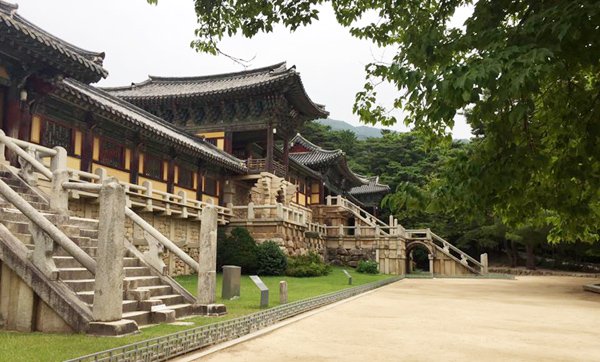 Trong chuyến đi tới thành phố Gyeongju (Hàn Quốc), chúng tôi may mắn được ghé thăm ngôi chùa ngàn tuổi vốn được coi là kiệt tác vàng son của nghệ thuật Phật giáo thuộc vương quốc Silla (Hàn Quốc), một điểm đến di sản mà ai cũng ao ước ghé thăm 1 lần trong đời.