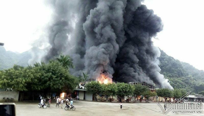 Cháy dữ dội chợ cửa khẩu Tân Thanh. Ảnh: Quỳnh Hương