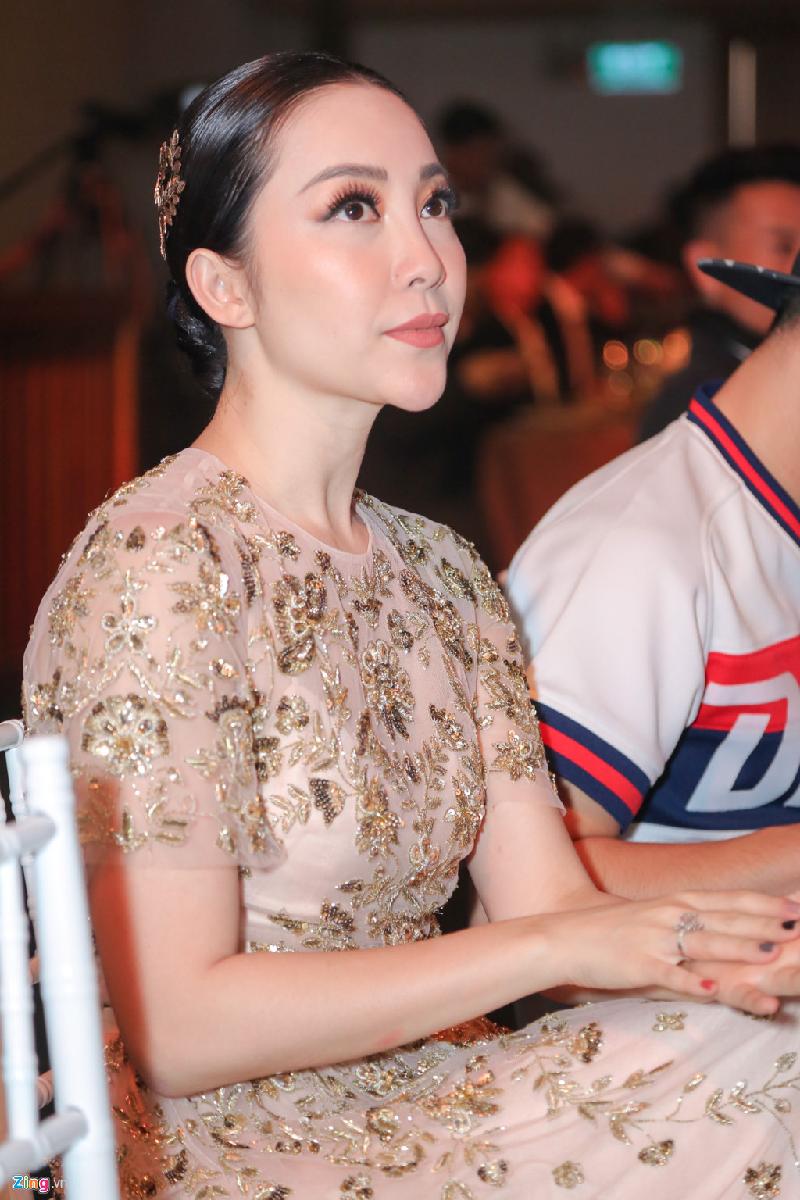 Bị chất vấn về mối quan hệ với doanh nhân Tuấn Moon, Linh Nga khéo léo từ chối và cho biết đang bận rộn với vai trò khách mời. 