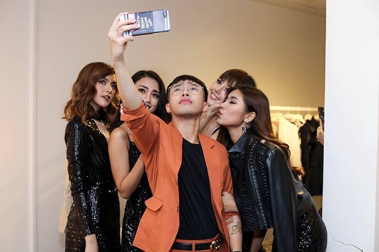 Stylist Hoàng Ku thân thiết selfie cùng các thành viên đội Minh Tú (The Face).