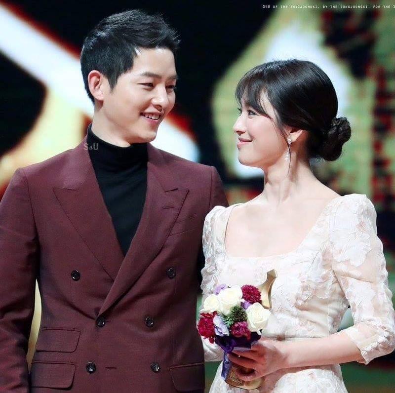 Cặp đôi nhìn nhau đầy ngọt ngào tại lễ trao giải KBS