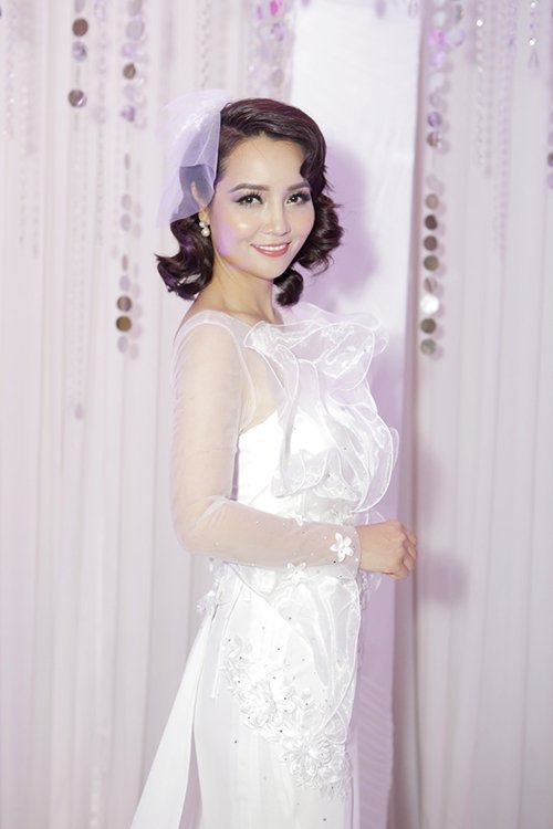 Mai Thu Huyền diện váy cưới, sánh đôi Bình Minh trong họp báo ra mắt phim mới 