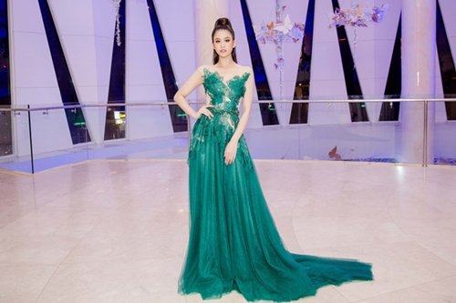 Trương Quỳnh Anh diện bộ đầm xanh khoe vai trần của nhà thiết kế Lâm Lâm khi dự sự kiện. Bộ đầm giúp nữ ca sĩ phô diễn được đường cong chuẩn mực, quyến rũ. 