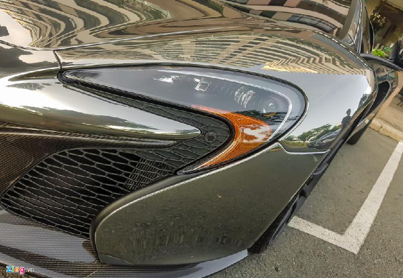 Cụm đèn pha trước dễ nhận diện bởi kiểu lưỡi liềm lấy cảm hứng từ logo của hãng. Toàn thân McLaren 650S được chế tác từ sợi carbon nguyên khối, tăng độ cứng chắc và nhẹ hơn so với xe sử dụng thân nhôm. 