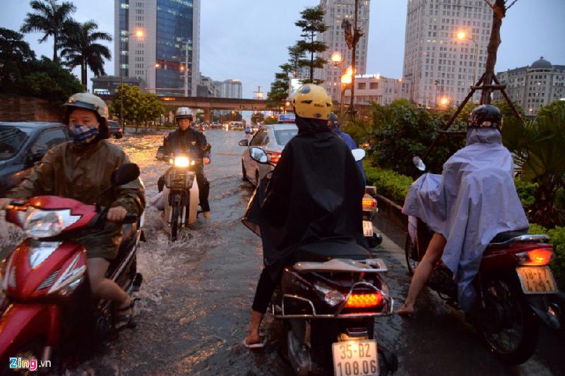 Nhiều người đi xe máy chọn vị trí ngập nông đi xe máy vào kể cả ngược chiều, miễn sao nhanh được về nhà. Ảnh: Quỳnh Trang.