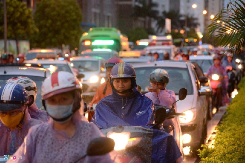 Nhiều khu vực người điều khiển phương tiện nhích từng vài chục cm trên đường về nhà. Ảnh: Quỳnh Trang.