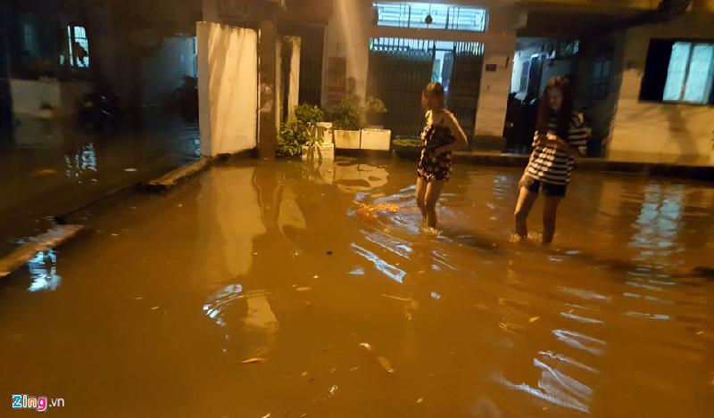 Một khu tập thể gần đường Phạm Văn Đồng nước ngập lênh láng trên sân lúc 19h. Ảnh: Duy Hiếu.