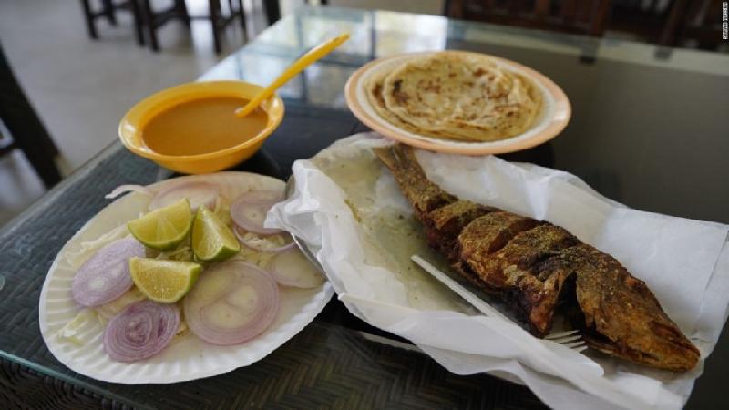 Tinh hoa Dubai: Đĩa cá rán, sốt cà ri, và bánh mì paratha đã trở thành một nét tinh hoa của ẩm thực nơi đây.