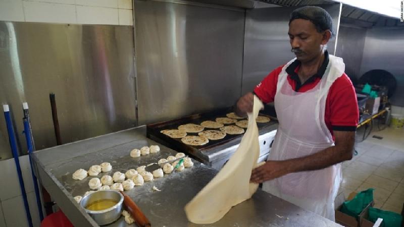 Bánh mì hàng ngày: Bánh mì paratha bán tại đây là món ăn truyền thống quen thuộc của Ấn Độ.
