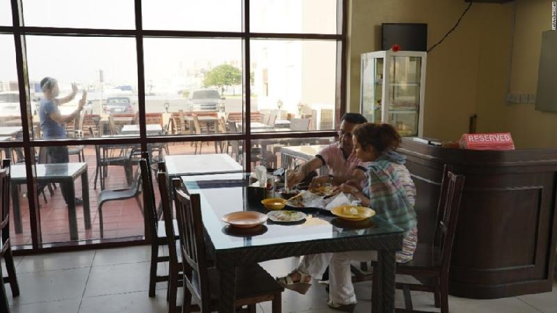 Bàn ăn rộng rãi: Bu Qtair hiện có khu ngồi ăn trong nhà có điều hòa, và khu vực ngoài trời.