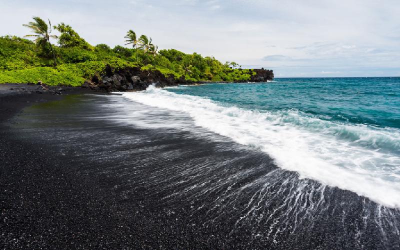 Thay vào đó, bạn có thể tới bãi biển Punalu’u gần đó và chiêm ngưỡng bãi cát đen nổi tiếng nhất của đảo Lớn. Tuy nhiên, hãy cẩn thận khi bơi do sóng có thể khá lớn. Ảnh: 