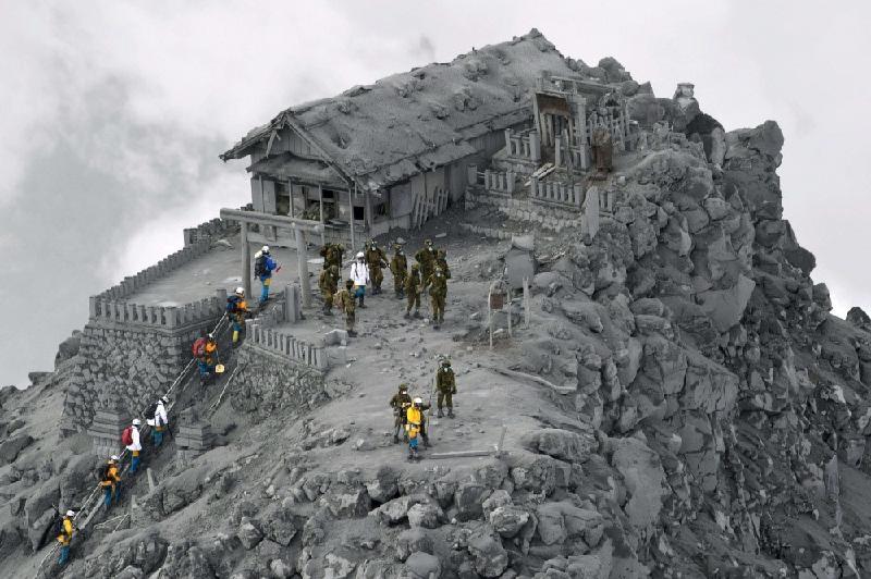 Một ngôi đền bị phủ bởi tro bụi sau vụ phun trào núi lửa Ontake (Nhật Bản).
